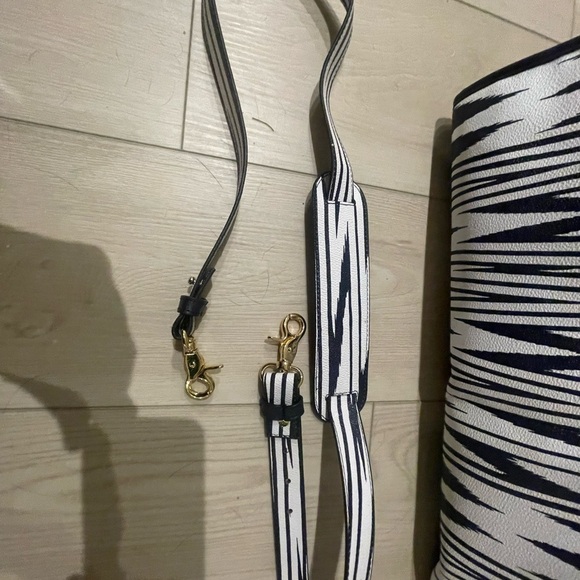 Buxton Chevron Travel Duffle Bag - Picture 4 of 8